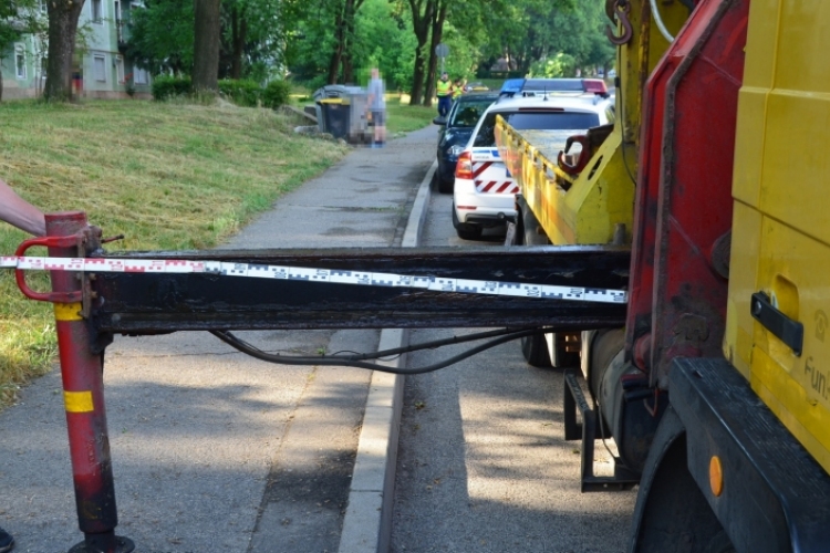 Egy teherautó egyik alkatrésze sodort el egy gyalogost Komlón 