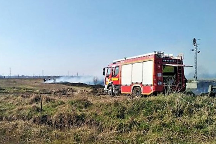 Kigyulladt az aljnövényzet a vasúti átjáróban