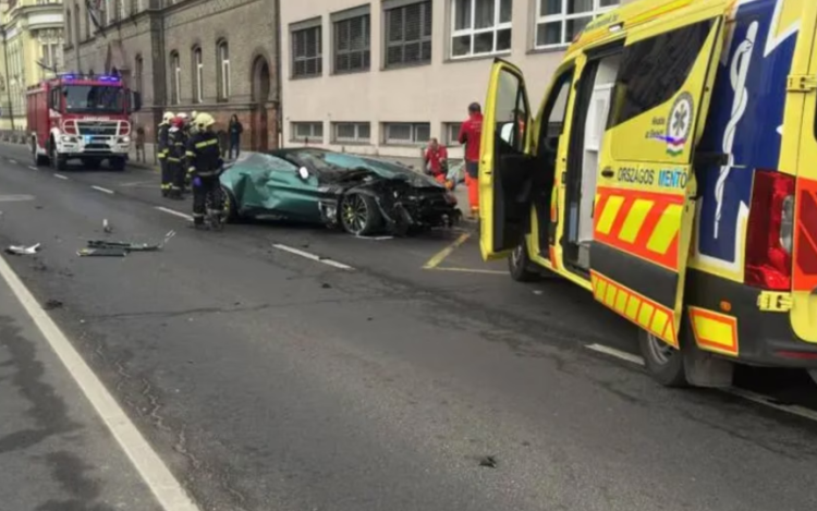 Egy Aston Martinnal okozott halálos balesetet Győrben