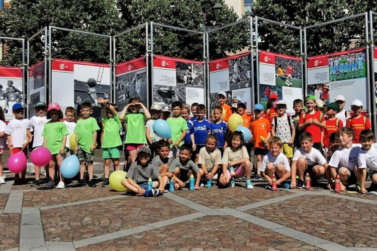  Hajrá magyarok !   Esztergomi ovisok fociztak a Széchenyi téren