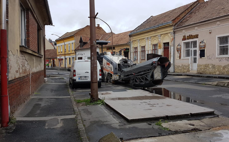 Felvonultak a munkagépek – elkezdődött az egykori piac utca közműfelújítása