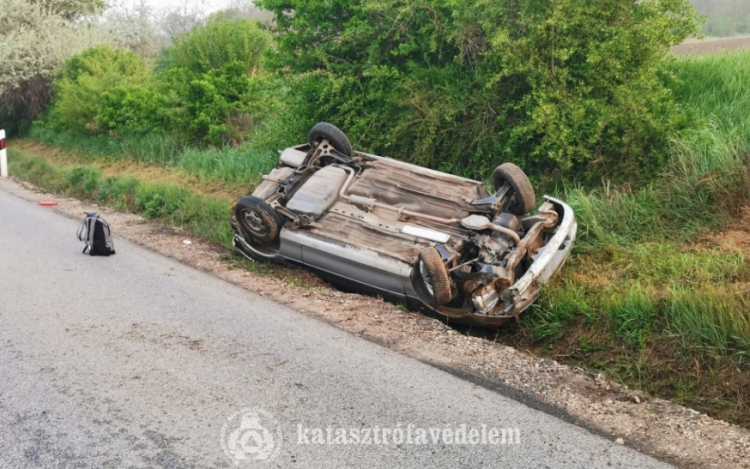 Felborult egy autó Nagysáp és Tokod között