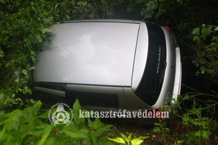 Árokba borult egy kocsi a Dobogókői úton