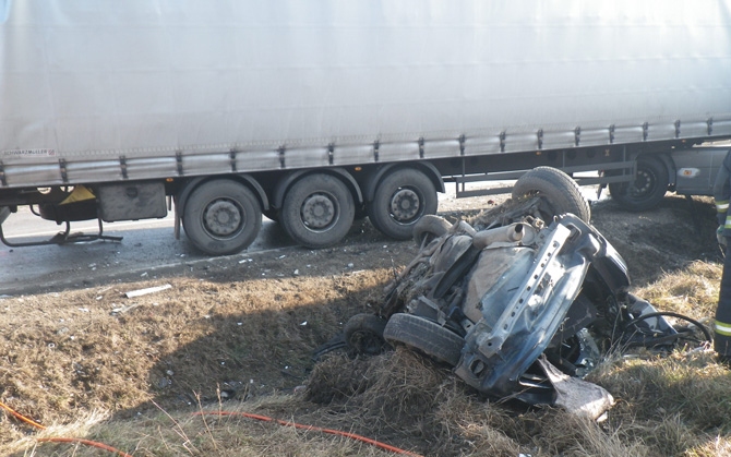 Halálos baleset - Kamion és kocsi ütközött a 10-esen