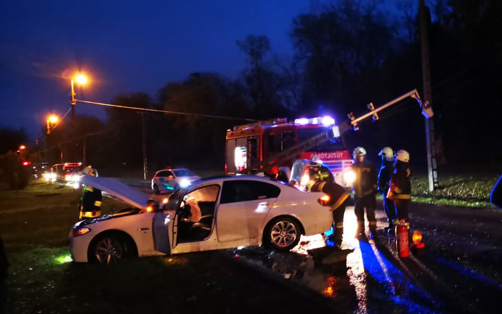 Megcsúszott és kidöntött egy oszlopot egy kocsi a 10-esen