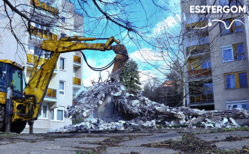 Elkezdődött a Béke téri szökőkút bontása