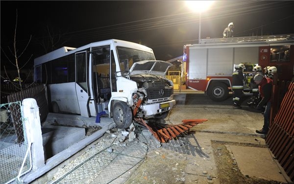 Háznak ütközött és meghalt egy busz sofőrje Bicskén – utasok nem sérültek