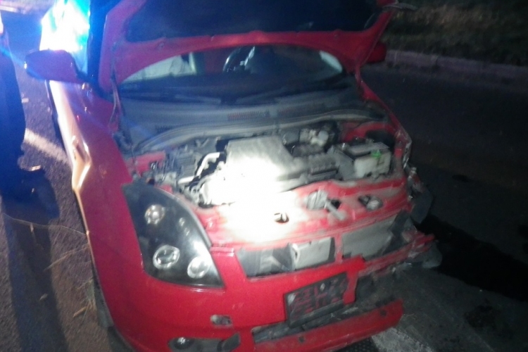 Szalagkorlátnak csapódott egy autó Lábatlannál
