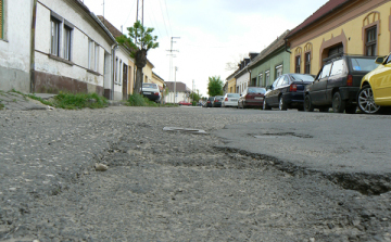 Veszélyes láthatatlan kátyúk – eső várható