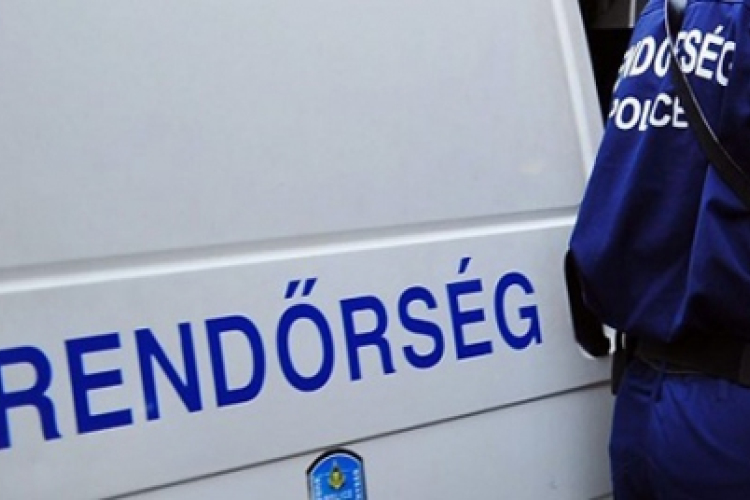 Kigyulladt egy autó az M7-es érdi lehajtójánál, nagy a torlódás