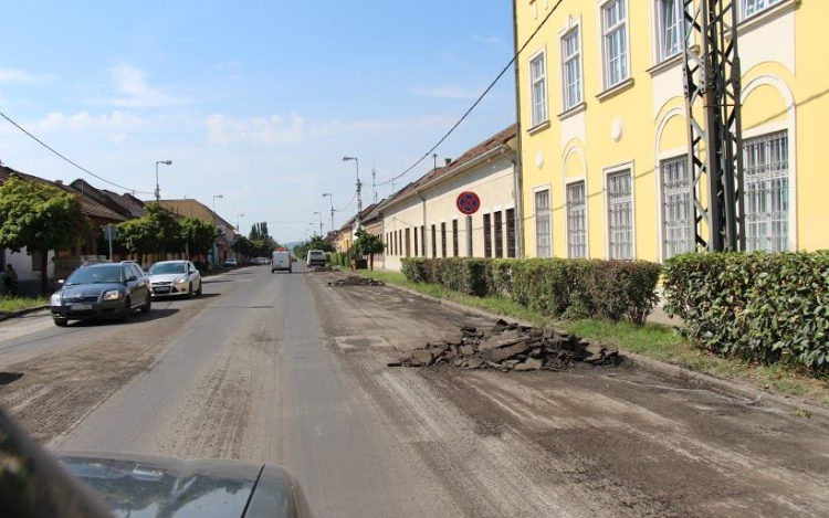 Teljesen megújul a Kiss János utca Esztergomban