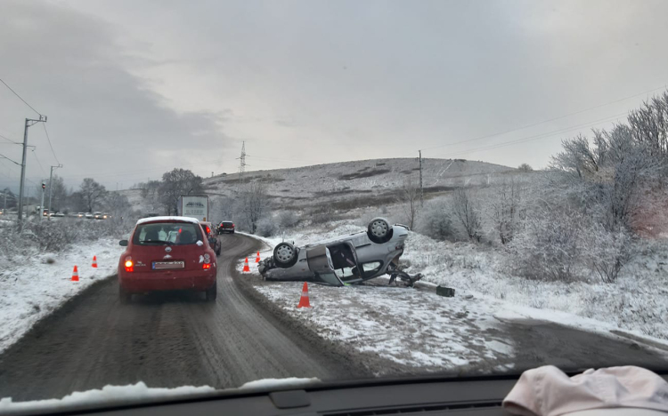 Felborult egy autó a 10-es úton