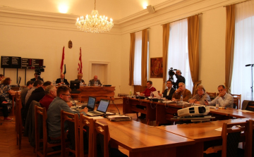 Piacpályázat, gát, Bursa Hungarica, idősek és nagycsaládosok támogatása – Napirenden Esztergom