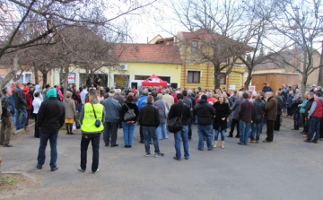 Mesterházy Attila és Vadai Ágnes Dorogon – jobboldali tüntetőkkel