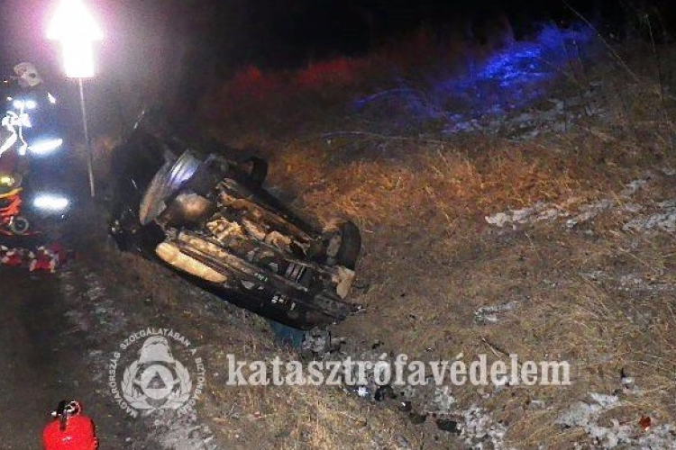 Súlyos balesetben fejre állt egy autó Bajna és Gyermely között