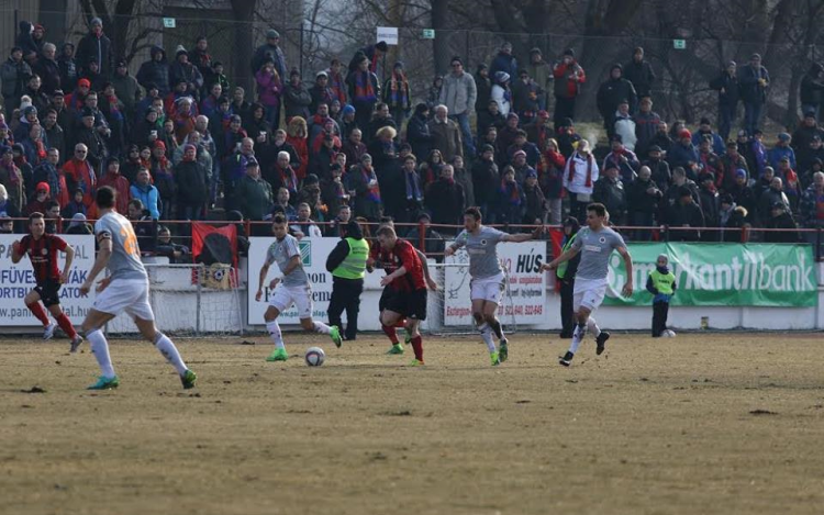 Megtelt a dorogi stadion a Vasas kupameccsen - Bernd Storck is a lelátón