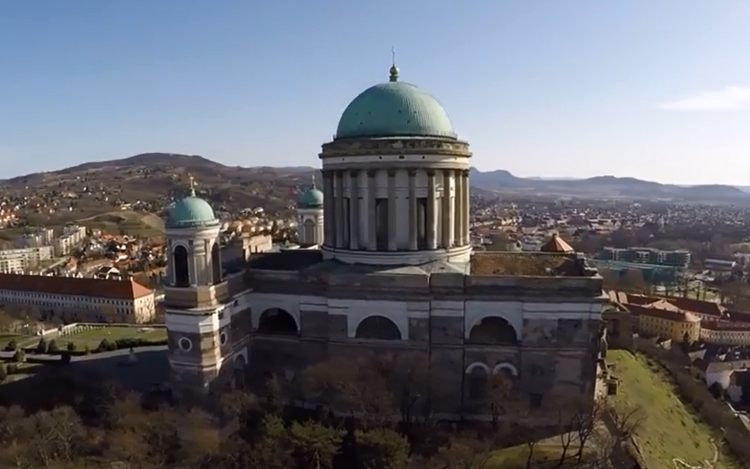 Innen még biztosan nem láttuk a Bazilikát – légi videó