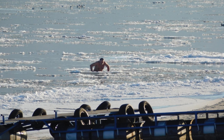 Úgy, úszkáltak a jeges Dunában Esztergomnál és Nagymarosnál, mintha wellness lenne - FOTÓK