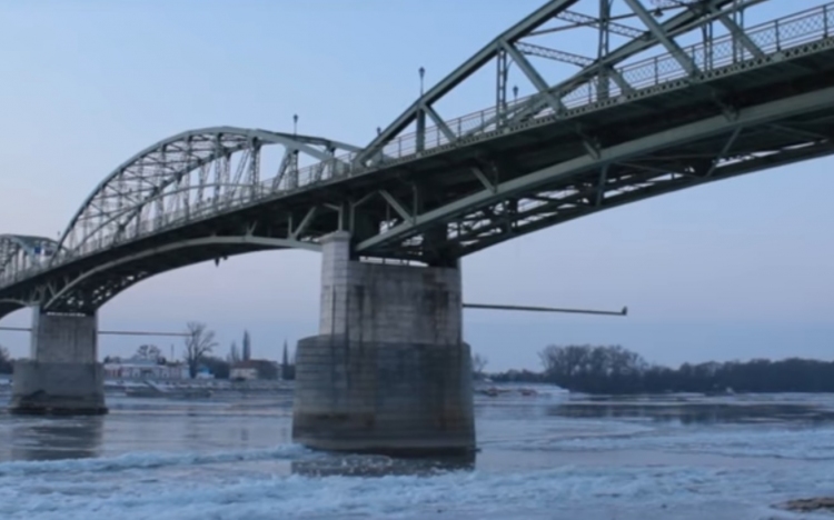 Rendkívül profin és látványosan a jégzajlásról Esztergomban - VIDEÓ