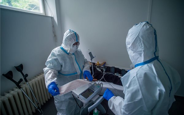 Kisebb mértékben nőtt a koronavírus-fertőzöttek száma, elhunyt 12 beteg