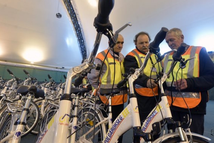 Négyszázhatvan új Neuzer kerékpárt kapott a polgárőrség 