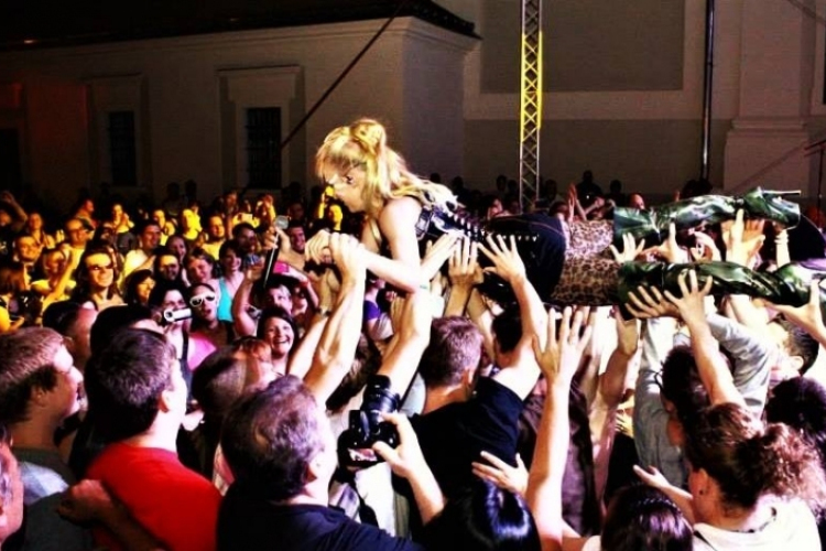 Sztárokkal idén is lesz Comedium Corso – VIDEÓVAL