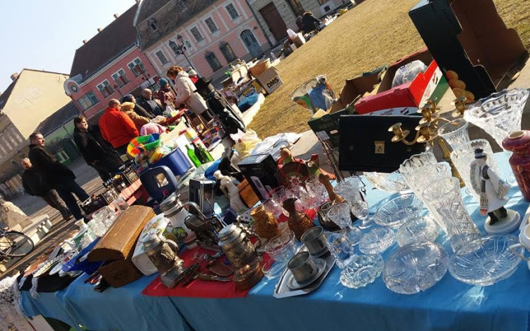 Hétvégén ismét régiség- és értékvásár a Széchenyi téren