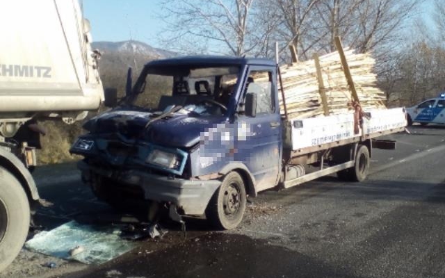 Jobbról előzött a kisteherautóval – súlyos sérüléses balesetet okozott