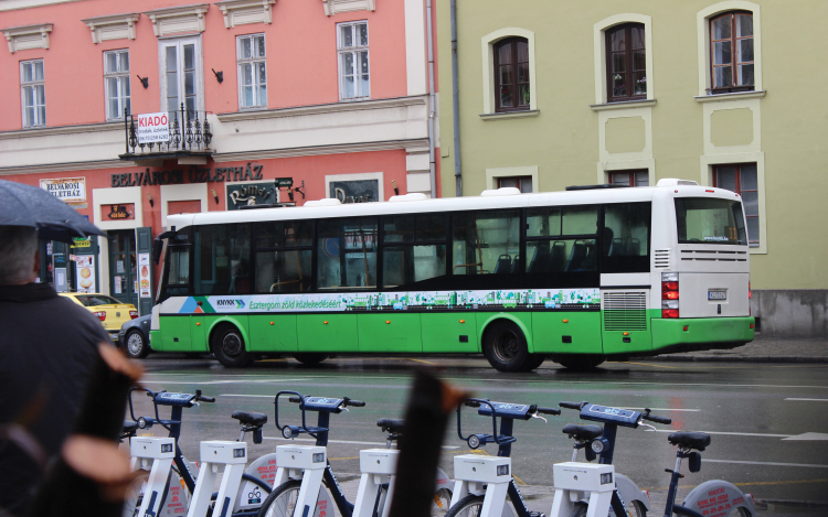 Változik a vonat- és buszmenetrend, új buszvárók épülnek