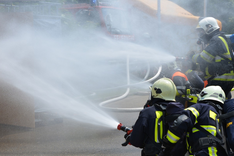 Tűzoltók gyakorlatoznak Esztergomban