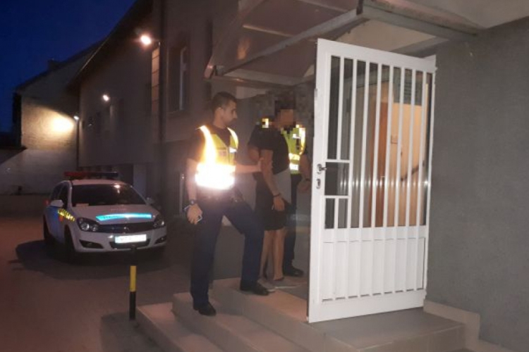 Ágyneműt húzott az asszony fejére és egy fotelt tett a nyakára - Idős nőt bántalmazott a 17 éves betörő Sárisápon