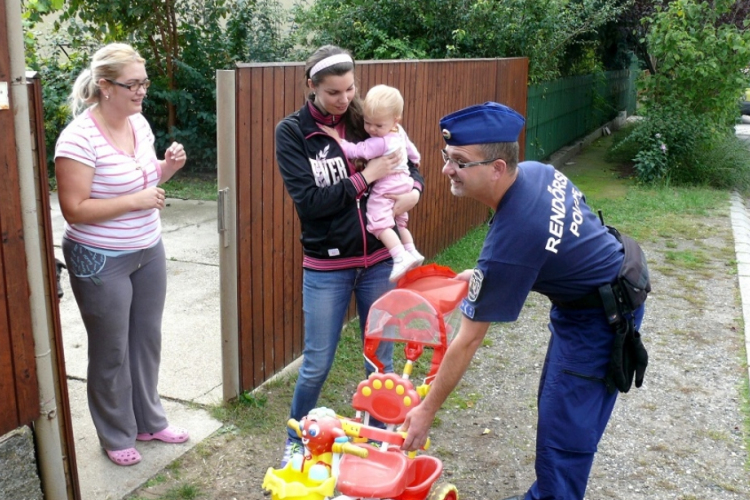 Ez a legalja: egyéves kislánytól lopott egy esztergomi nő