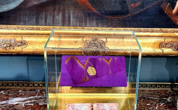 A Nemzeti Múzeum vásárolta meg a koronázási palást egy darabját a BÁV aukcióján