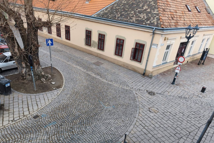 A Deák Ferenc utcai munkálatok miatt forgalomkorlátozás várható a Szent Miklós közben