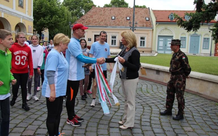 Futva toboroztak a katonák Esztergomban