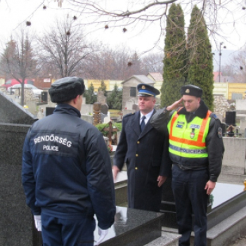 A hős esztergomi rendőrre emlékeztek egyenruhásaink