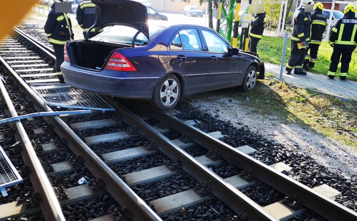 Oszlopnak ütköző autó okozott fennakadást a vasúti közlekedésben - FOTÓK