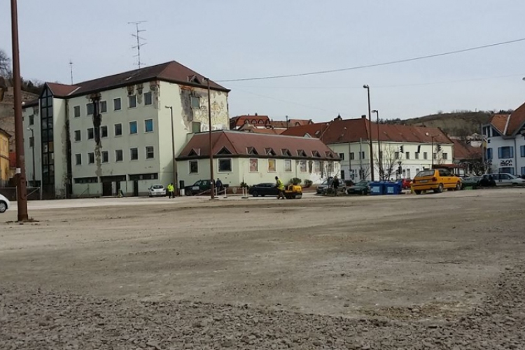 Hétfőn kezdődik a Bástya-parkoló felújítása - térkövet kap
