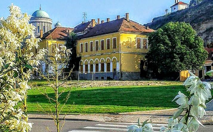 Szépül és zöldül Esztergom, új padok városszerte