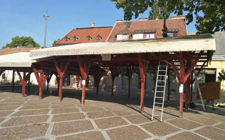 Bontják a Széchenyi téri sátrat