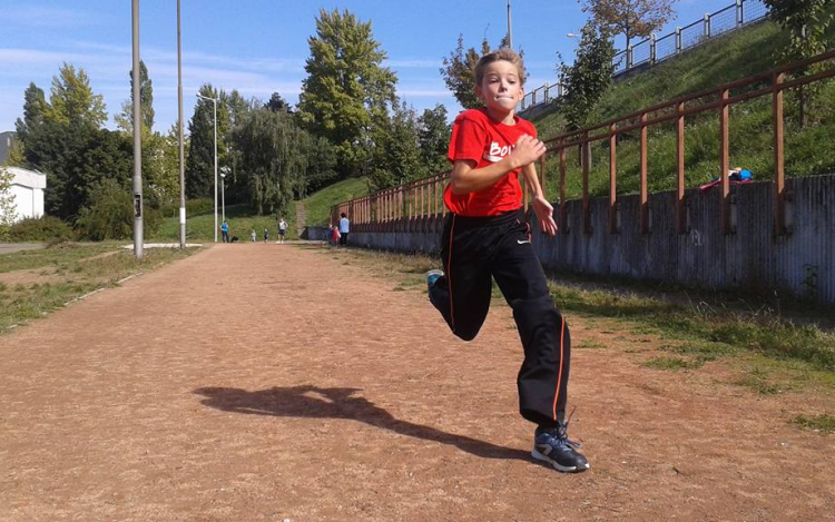 Segítség egy családnak! – Jótékonysági futáson gyűjt az Esztergomi Futóművek