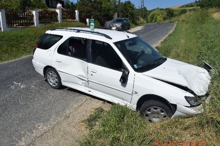 Lovakat és gyalogost is gázolt egy autós Únyon