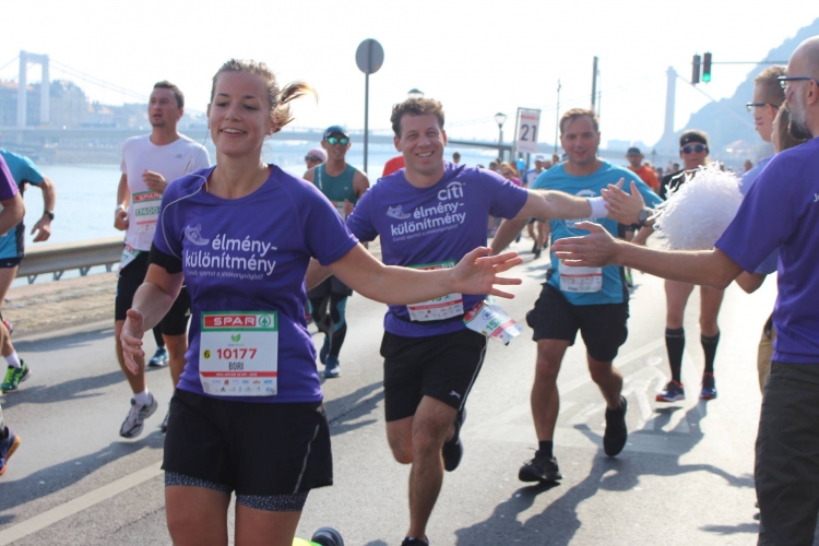 Arany szalagban futnak maratont a jótékony sportolók