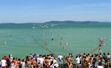 Elhalasztották a hétvégi Balaton-átúszást