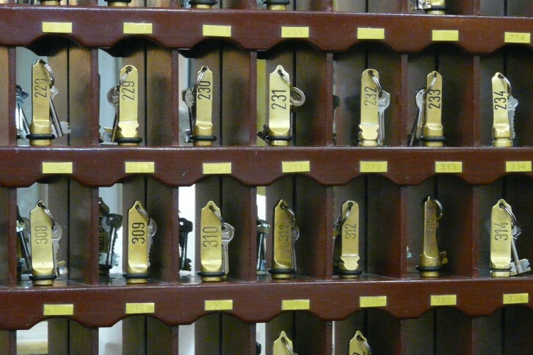 Meghosszabbítják a szállodákat átverő nő letartóztatását