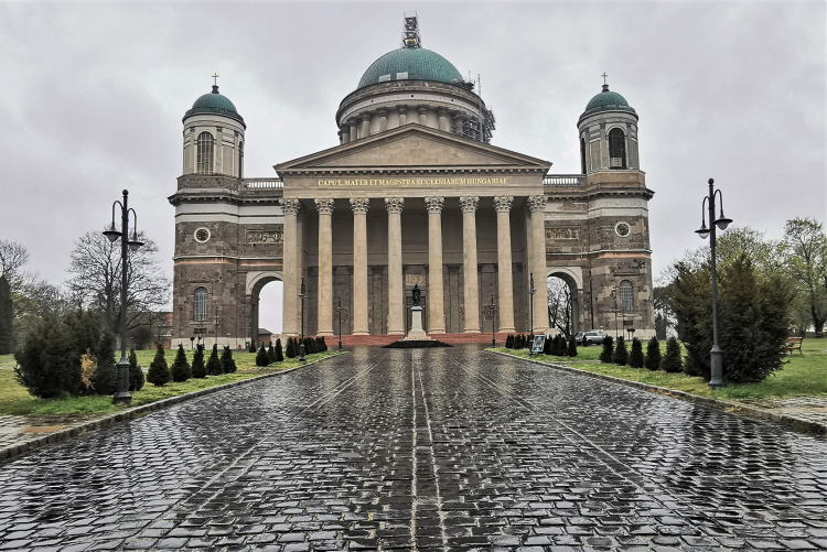 Bezár az esztergomi bazilika