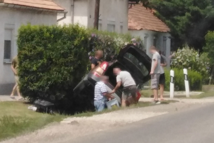 Árokba csapódott egy kocsi Leányváron