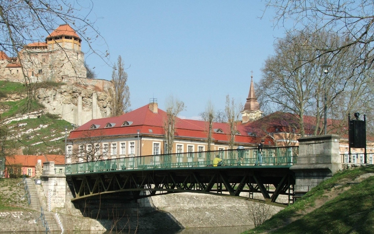 Holttestet emeltek ki a Dunából Esztergomnál