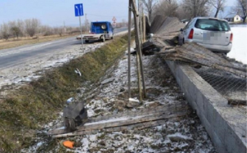 Kidöntött egy táblát és kerítésnek csapódott - Baleset a 11-esen is