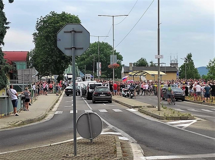 Sturovóban is tiltakoztak a szlovák kormány határátlépéssel kapcsolatos szigorításai ellen